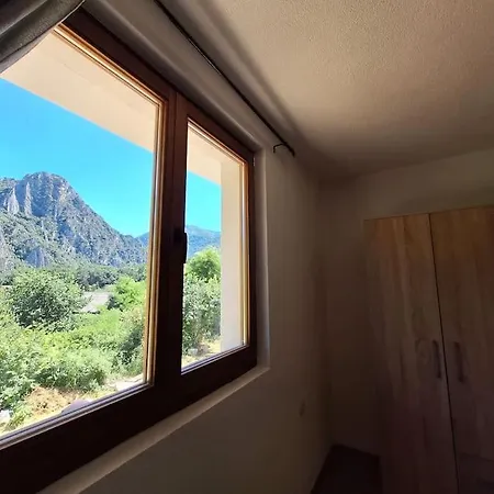 فيلة Magic Mountain House