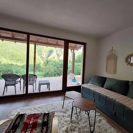 فيلة Magic Mountain House